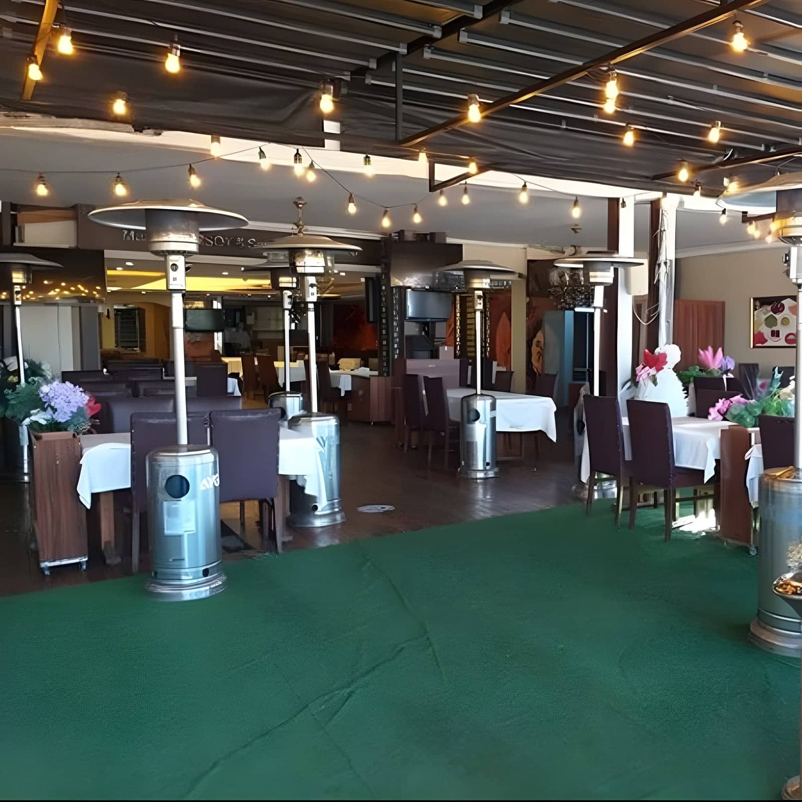 Restoran terasında ısıtıcılarla sıcak bir akşam