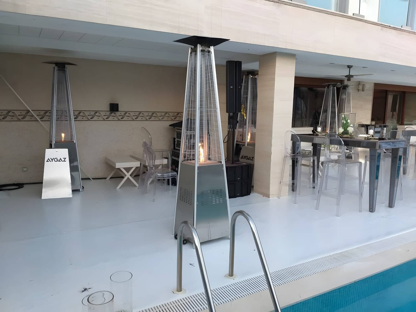 Havuz kenarındaki davet alanına kurulmuş kiralık piramit sobalar